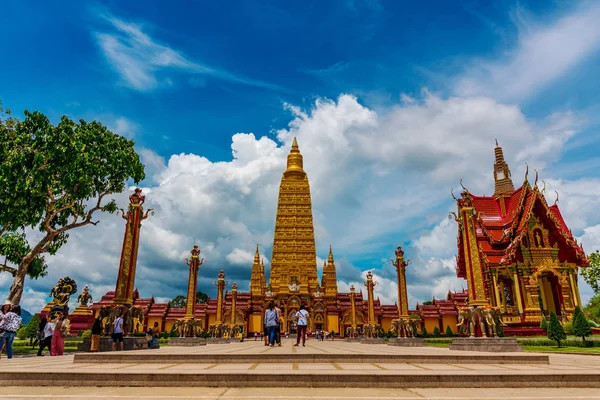 Chrám s Pagoda a modrou oblohou v denním světle, veřejný v Thajsku — Stock fotografie