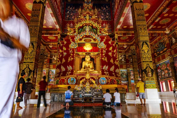 Χρυσό Βούδα στο ναό με όλους τους ανθρώπους πιστούς — Φωτογραφία Αρχείου