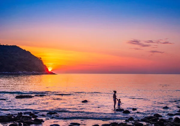 Puesta del sol del mar o salida del sol con colorido del cielo y de la nube en crepúsculo —  Fotos de Stock