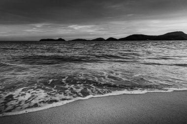 Beach günbatımı veya gündoğumu ile renkli bulut gökyüzü ve güneş ışığı