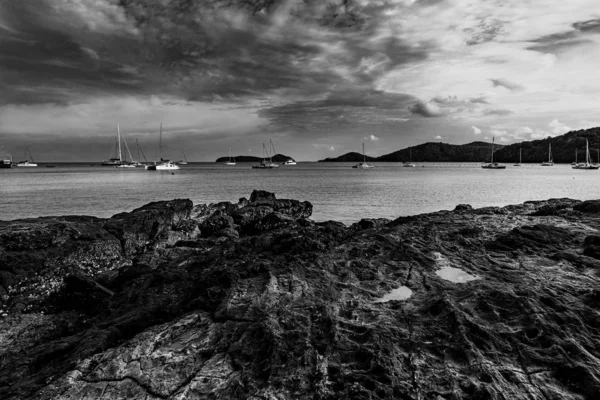 Naturaleza del paisaje marino con cielo y nube en la luz de la noche, Negro y w — Foto de Stock