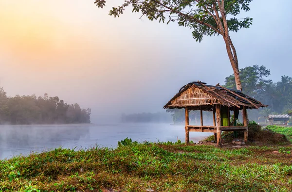 Sabah ışığında sisle birlikte gün doğumunu seyret.