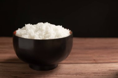 Ahşap arka planda beyaz pirinç, durgun yaşam tonu, Asya 'dan pirinç, Asya usulü pirinç.