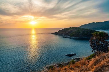 Deniz günbatımı veya gündoğumu ile renkli gökyüzü ve güneş ışığı altında twilight ile bulut