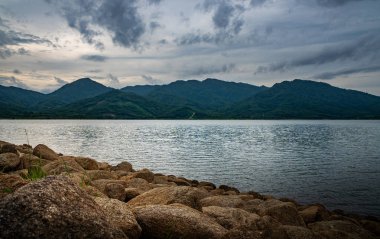 Fırtınalı yağmur mevsiminde gökyüzündeki manzara, fırtına ve nehir manzarası