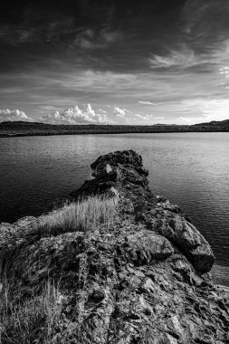 Doğa, nehir ve güneş ışığının akşam ışığı manzarası, siyah ve beyaz ve tek renkli