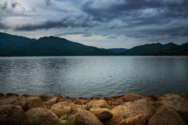 Fırtınalı yağmur mevsiminde gökyüzündeki manzara, fırtına ve nehir manzarası