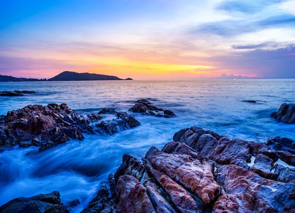 Deniz Günbatımı Veya Gündoğumu Ile Renkli Gökyüzü Güneş Işığı Altında — Stok fotoğraf