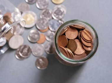 Emeklilik ve finans kavramı için hesap bankacılığı için para biriktir