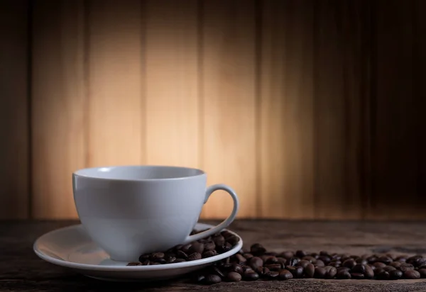 Una Tazza Caffè Con Chicco Caffè Sfondo Legno Dtyle Tono — Foto Stock