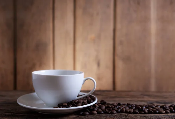 Una Tazza Caffè Con Chicco Caffè Sfondo Legno Dtyle Tono — Foto Stock