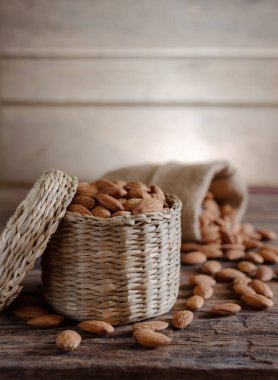 Badem bez torba içinde bulanık ahşap masa zemininde