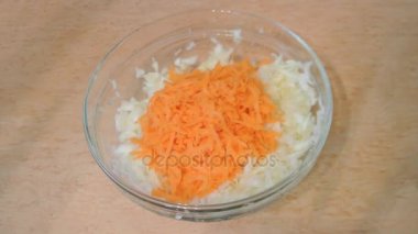 Lahana salatası yapma süreci. Taze lahana ve havuç salatası.