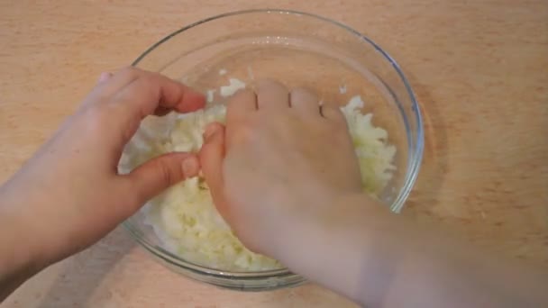 Womens händerna knådas kål. Hem kök. — Stockvideo