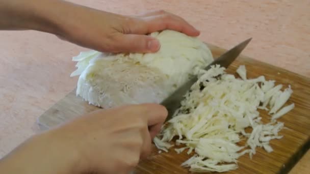 Γυναικεία χέρια κομματάκι λάχανο. Αρχική κουζίνα. — Αρχείο Βίντεο