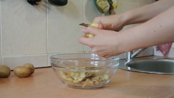 Žena ruce loupání syrové brambory. Domácí kuchyně. — Stock video