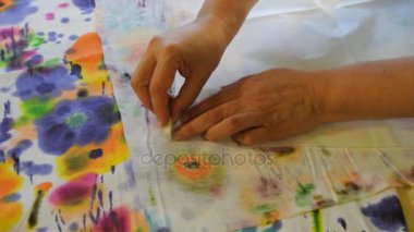 Ev terzi Tebeşiri desenle özetliyor. Elbiseyi yaratma süreci