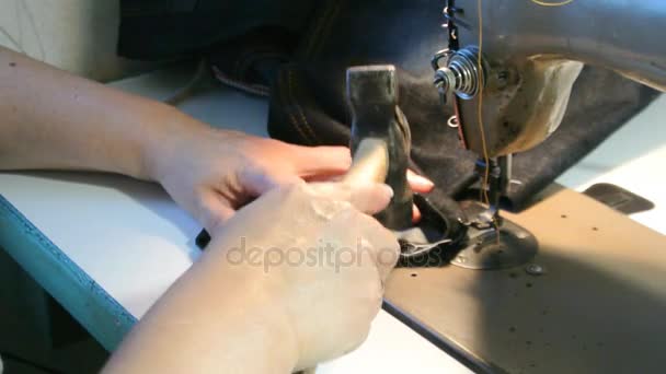 家の裁縫婦簡単ソーイングのハンマーでジーンズを打つ. — ストック動画