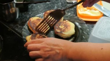 bir dökme demir tavada kızarmış şekil Cheesecakes yuvarlak