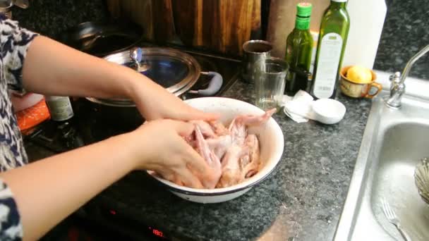 Kvinna händer marinerade kycklingvingar — Stockvideo