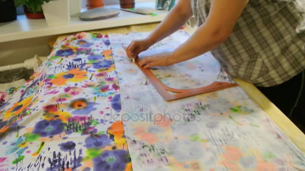 La costurera del hogar dibuja con tiza en la tela. Proceso de creación de vestido — Vídeos de Stock
