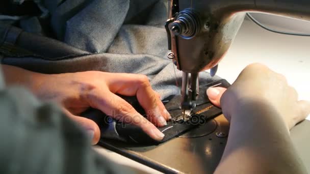 家裁缝缝纫。女性手缝牛仔裤。缝纫机工作. — 图库视频影像