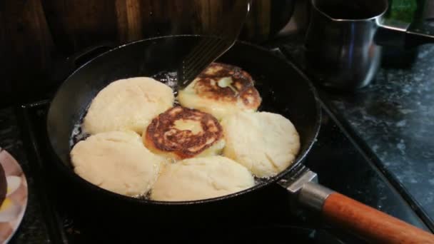 Käsekuchen runde Form gebraten in einer gusseisernen Pfanne — Stockvideo