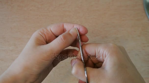 Womens handen zijn bijgesneden nagels. — Stockvideo
