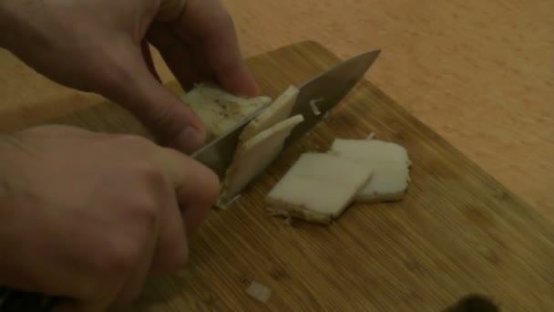 Manos masculinas rebanando manteca de cerdo. Cocina rusa . — Vídeos de Stock