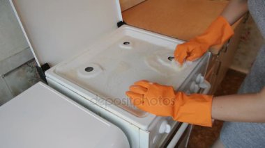 Genç kadın soba temizler