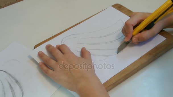 Jovem criativa cortar o estêncil usando uma tábua de madeira . — Vídeo de Stock