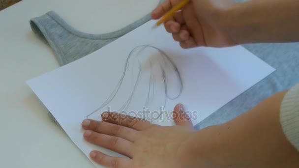 Творческая молодая женщина рисует трафарет. Женские руки делают эскизы для одежды . — стоковое видео