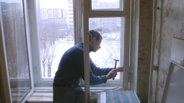 Man repairs wood window. Replace broken glass on window — Stock Video