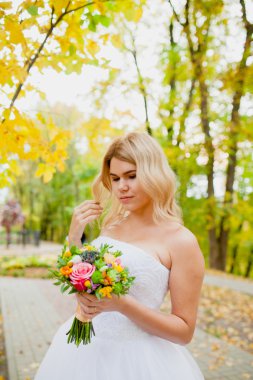  Sonbahar park ile gelin buketi gelin portresi
