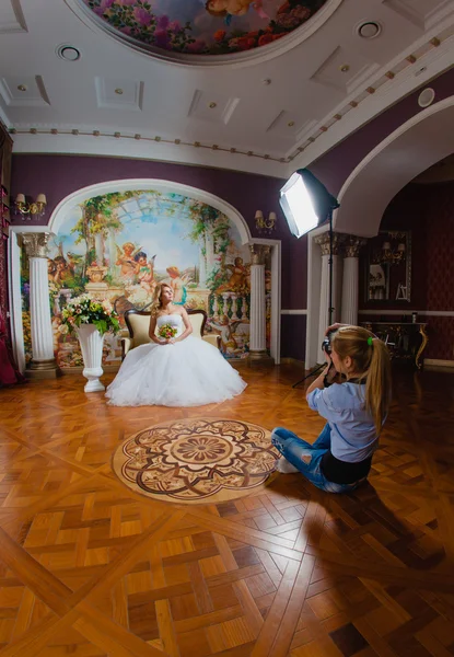 Fotograf ślubny jest robienie zdjęć panny młodej — Zdjęcie stockowe