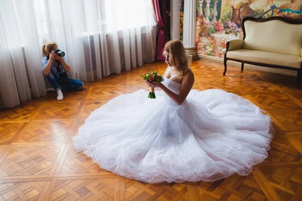 Свадебный фотограф фотографирует невесту — стоковое фото