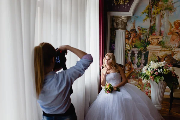 Fotograf ślubny jest strzelanie portret panny młodej — Zdjęcie stockowe