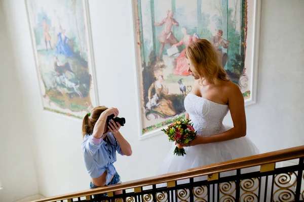 Hochzeitsfotograf schießt Porträt der Braut — Stockfoto