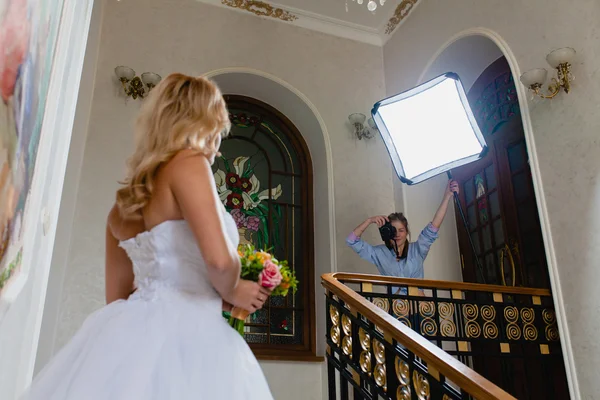 Fotografo di nozze sta scattando ritratto della sposa — Foto Stock