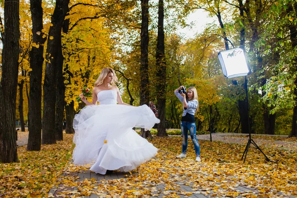 Bruiloft fotograaf is het nemen van foto's de bruid — Stockfoto