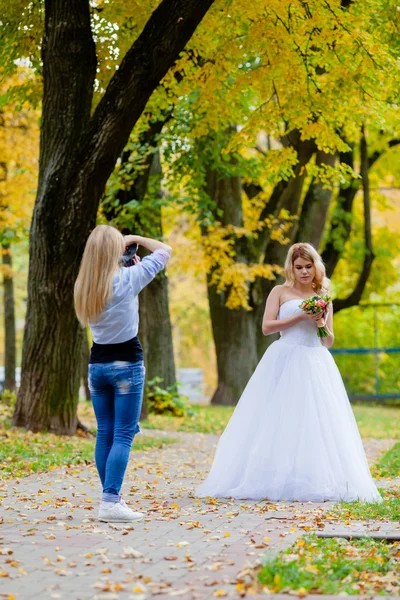 Hochzeitsfotograf fotografiert die Braut — Stockfoto