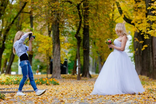 Photographe de mariage prend des photos de la mariée — Photo