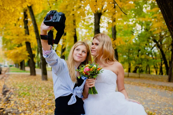 Fotografo nuziale che scatta un selfie con la sposa — Foto Stock