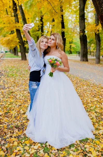 Hochzeitsfotograf schießt ein Selfie mit der Braut — Stockfoto