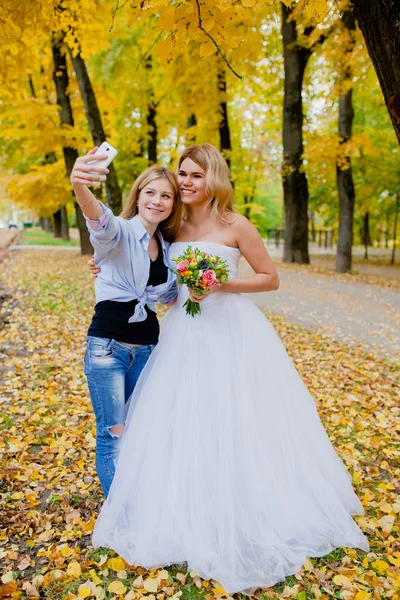 Hochzeitsfotograf schießt ein Selfie mit der Braut — Stockfoto