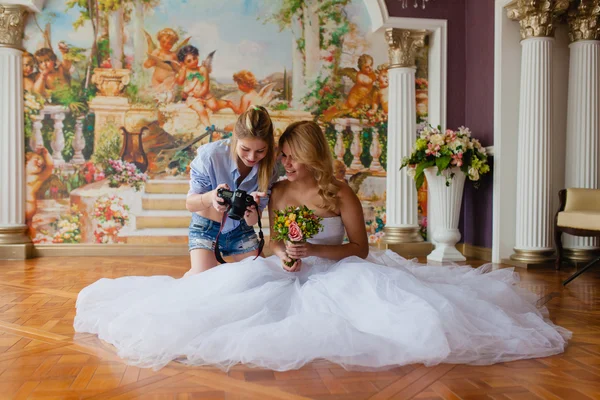 Fotógrafo de casamento mostrando fotos — Fotografia de Stock