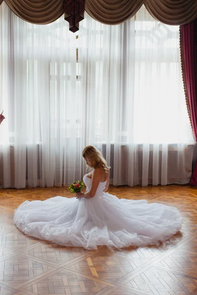 Портрет невесты в красивом интерьере с свадебным букетом — стоковое фото