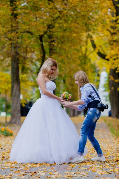 Düğün fotoğrafçısı için gelin gelin buketi tutmak nasıl gösterir. 
