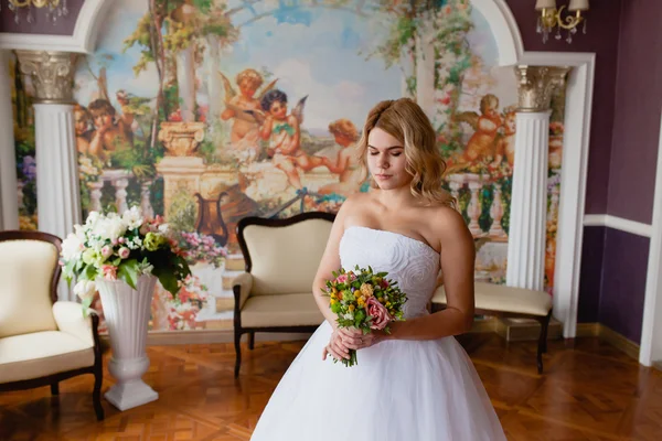 Bruden porträtt i vackra interiör med brudbukett — Stockfoto