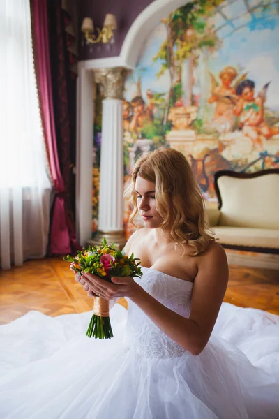 Brautporträt in schönem Interieur mit Brautstrauß — Stockfoto